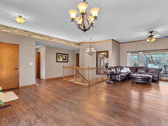 5th image of 121 S Breezy Pointe Ct