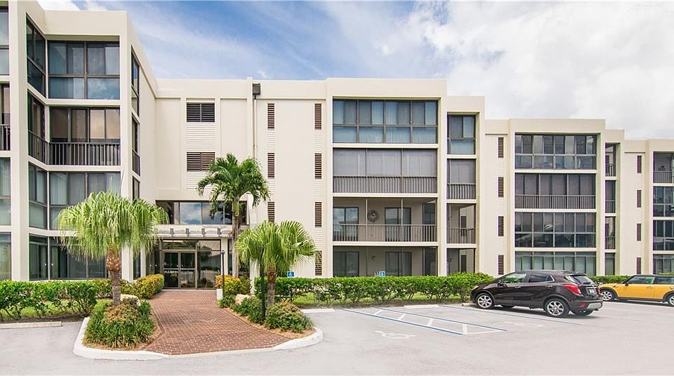 1st image of 150 SE Four Winds Dr APT 102