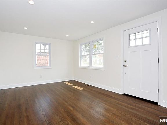 4th image of 120 E 54th St