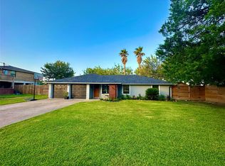 911 Vivian St, Kemah, TX 77565