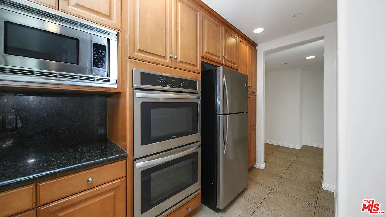 2 bed, 2.5 bath, 1700 sqft, $4,850 — Photo 2