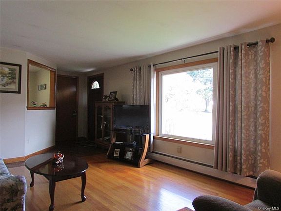 5th image of 27 Harth Dr