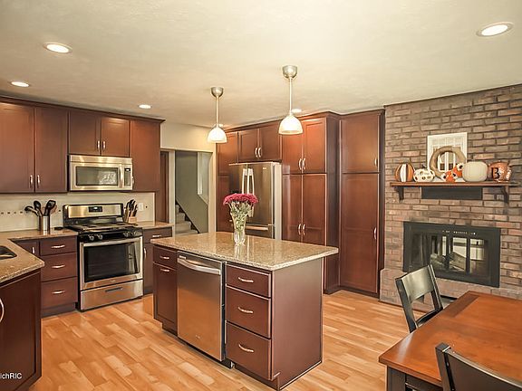 3rd image of 2431 Woodbine Ave