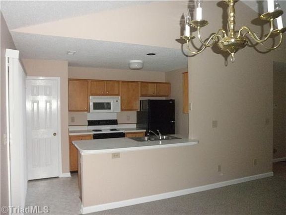3rd image of 819 Banner Oak Ct