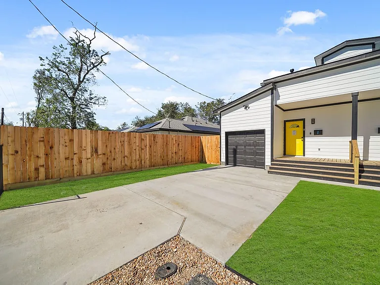 1512 W Blum St #A — Photo 2