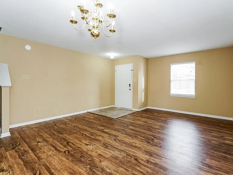 2044 Southernwood Ln — Photo 4