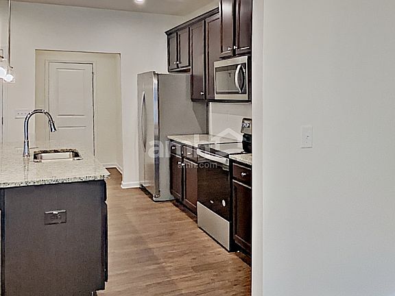 4th image of 701 Woodall Rd