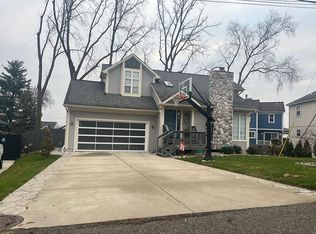 1261 Ridgemoor Dr, Waterford, MI 48328