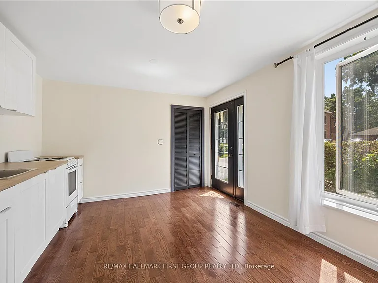 211 Casimir St — Photo 4