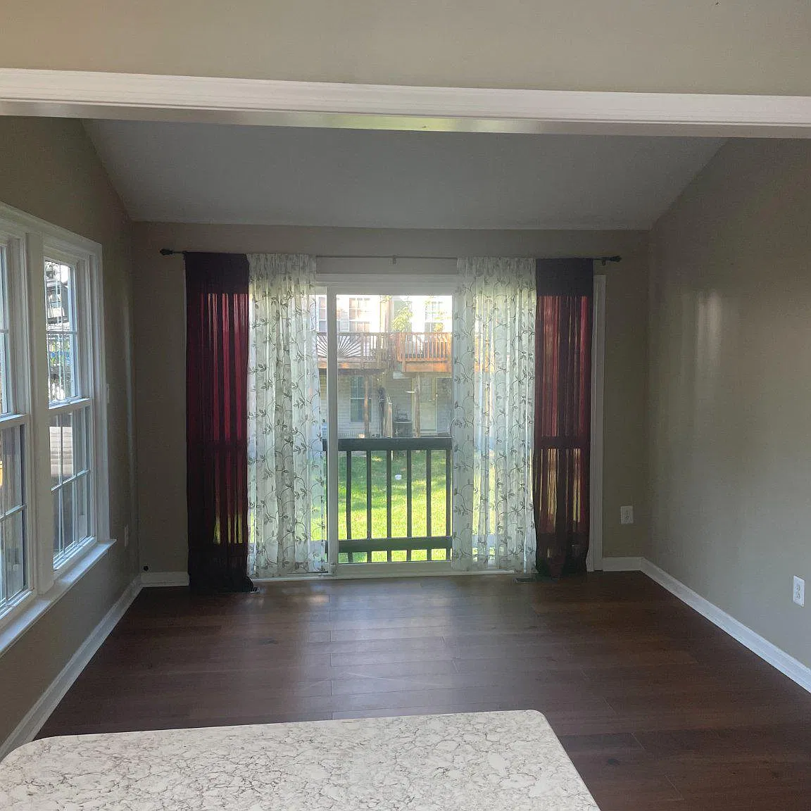 3 bed, 3.0 bath, 1384 sqft, $2,500 — Photo 4