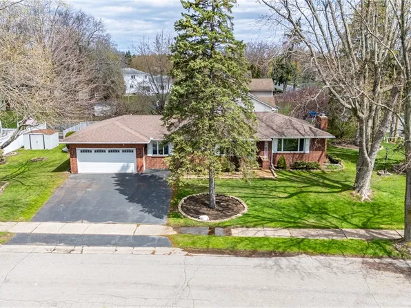 2 Simone Cir, Rochester, NY 14609