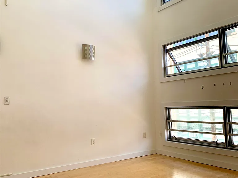 557 2nd St #6 — Photo 5
