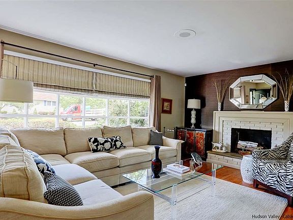 4th image of 215 East Dr