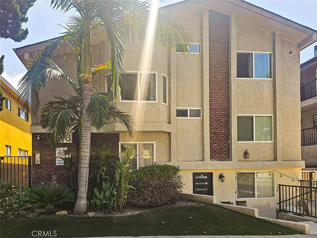3 bed, 1200 sqft, $3,595 — Photo 1
