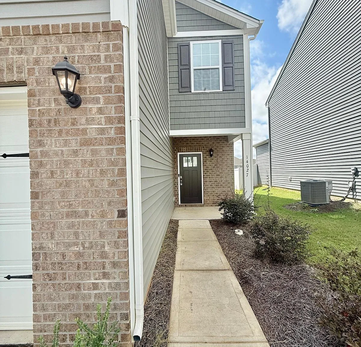 4 bed, 2.5 bath, 1976 sqft, $2,300 — Photo 2