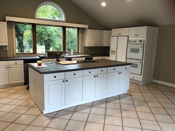 VERY spacious, bright kitchen, with large large space for family dining/gathering (app 24' x 24')