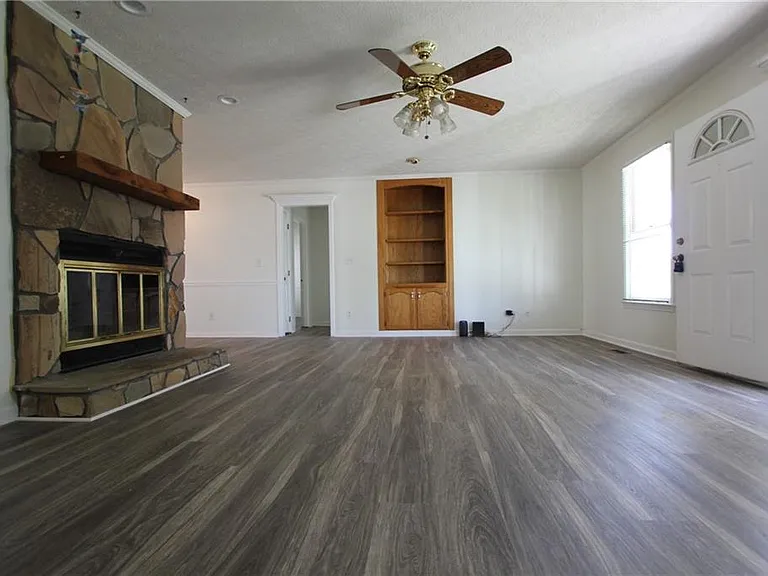 818 Springlake Rd — Photo 4