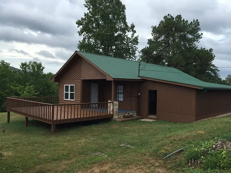 160 Cole Rd — Photo 2