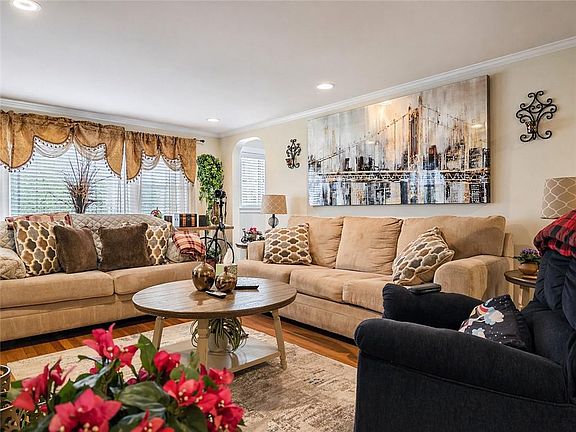5th image of 111 Wannamoisett Rd