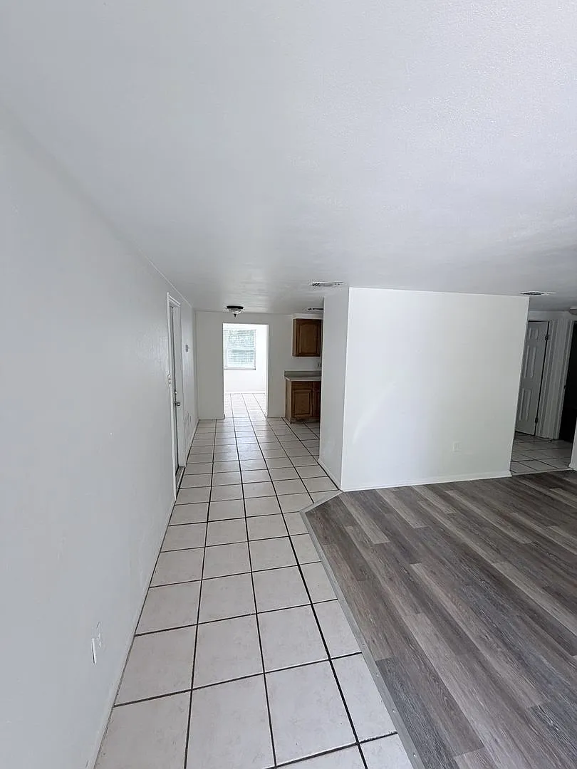 Spacious 3 bedroom / 1 Bath Single Family Home — Photo 2