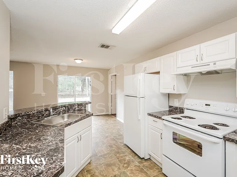 420 Clay St — Photo 6