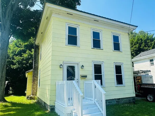 27 Ellen St, Oswego, NY 13126