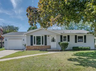 1095 Meadow Ln, Neenah, WI 54956