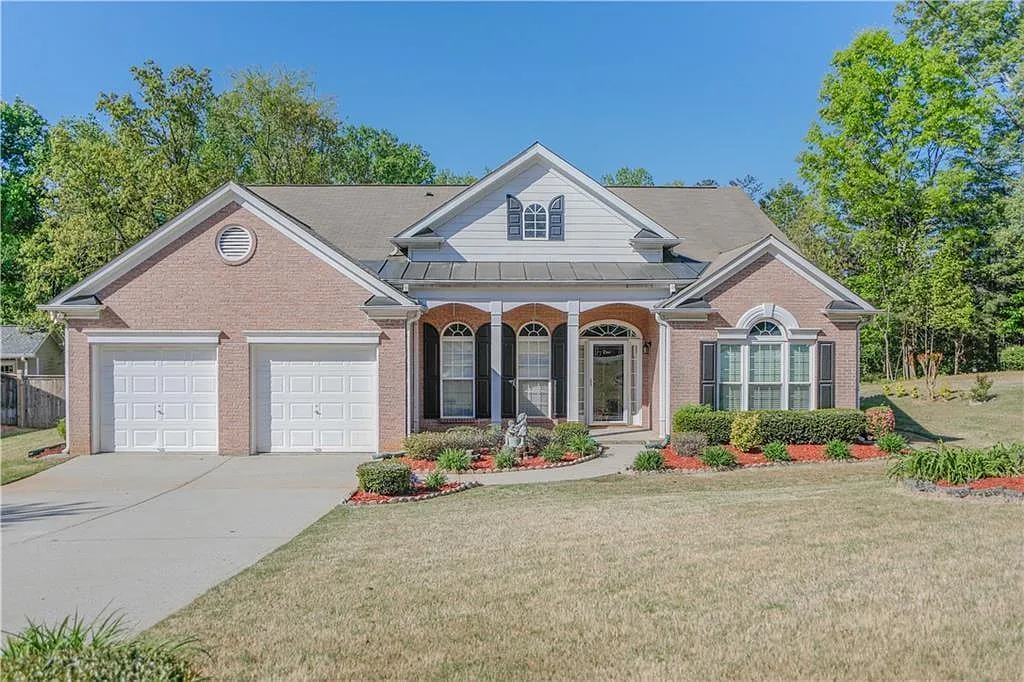 3 bed, 2.0 bath, 2831 sqft, $2,600 — Photo 1
