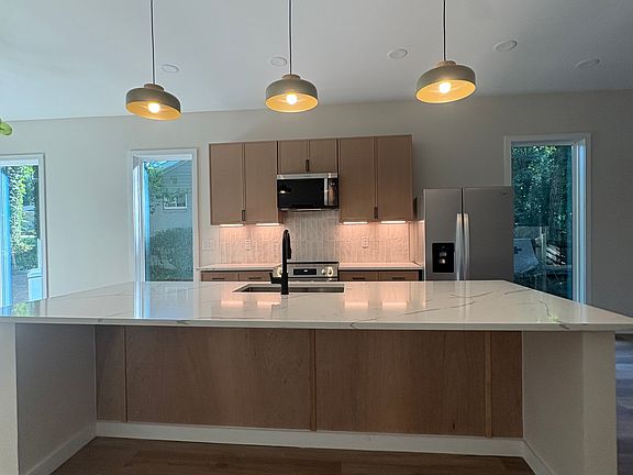 4th image of 3121 Hollywood Dr