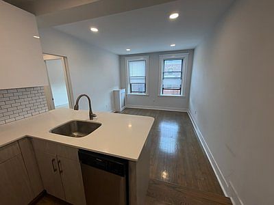 3rd image of 18 Peterborough St #20