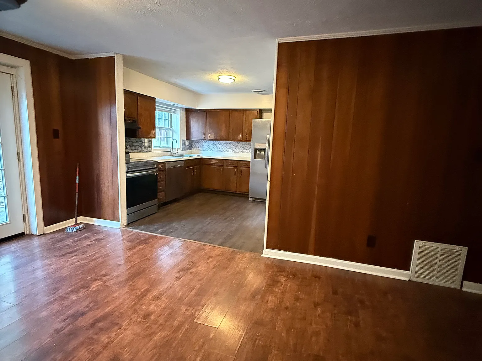3 bed, 1.5 bath, 1584 sqft, $1,800 — Photo 3