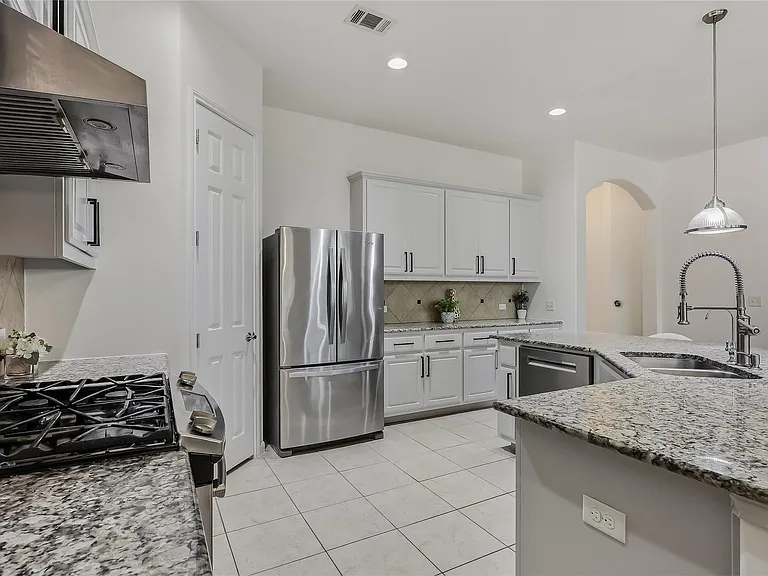 5501 Allamanda Dr — Photo 9