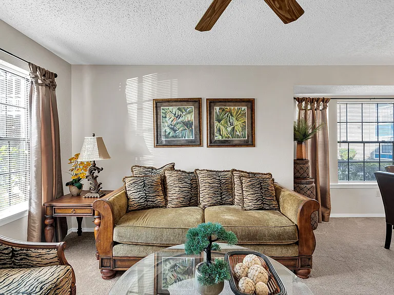 Seasons Apartments — Photo 9