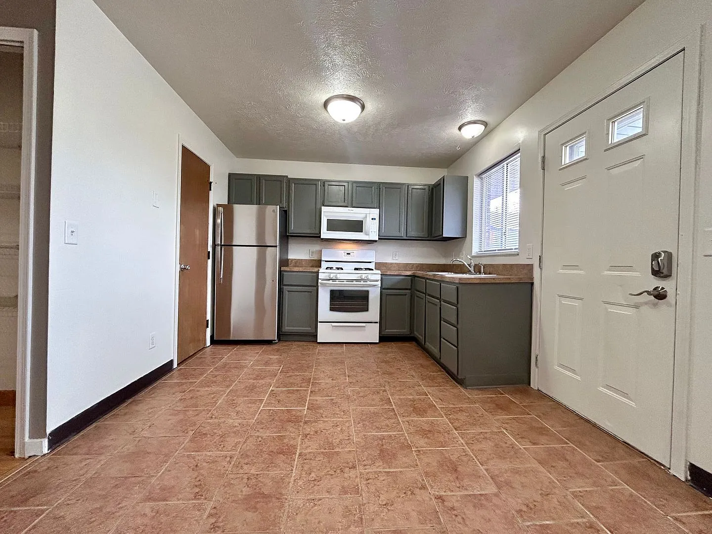 2 bed, 1.5 bath, 1500 sqft, $1,595 — Photo 4