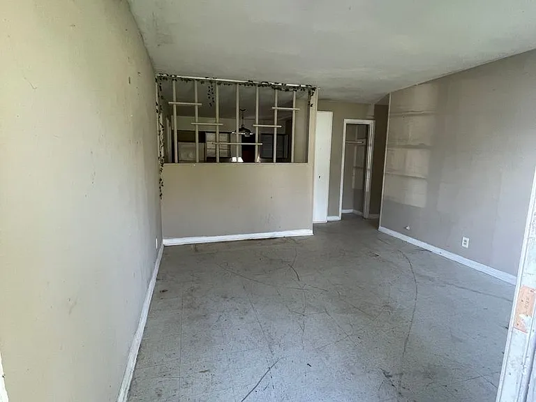 1110 Arnold Dr — Photo 2
