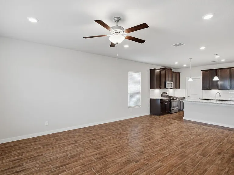 2431 Valencia Crst — Photo 5