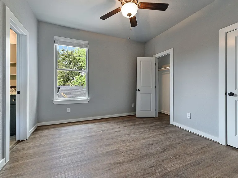 3132 Cockrell — Photo 2