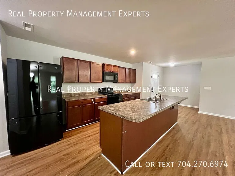 1819 Hooper Ct — Photo 3