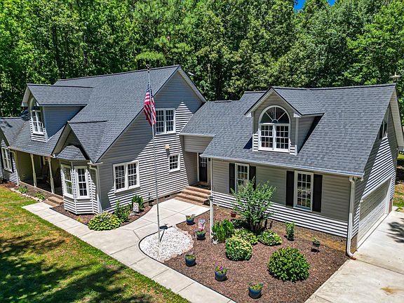 3rd image of 490 Huntsburg Dr
