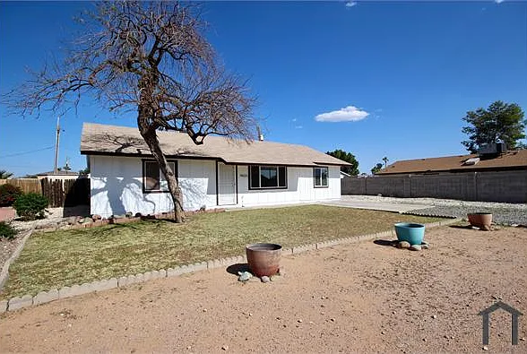3 bed, 1100 sqft, $1,900 — Photo 1