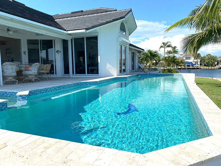 Villa with private heated swimming pool + jacuzzi. Heat pump