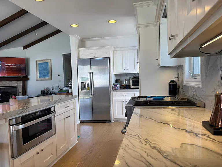 1740 Mathews Ave — Photo 8