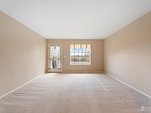 4th image of 433 SE Stanford Place