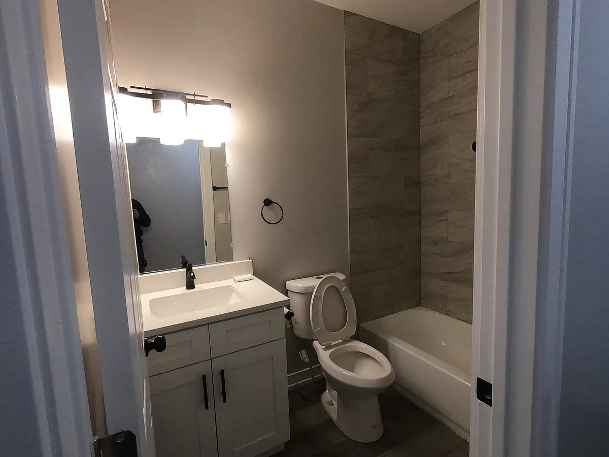 Building Photo - 8108 S Brandon Ave #2