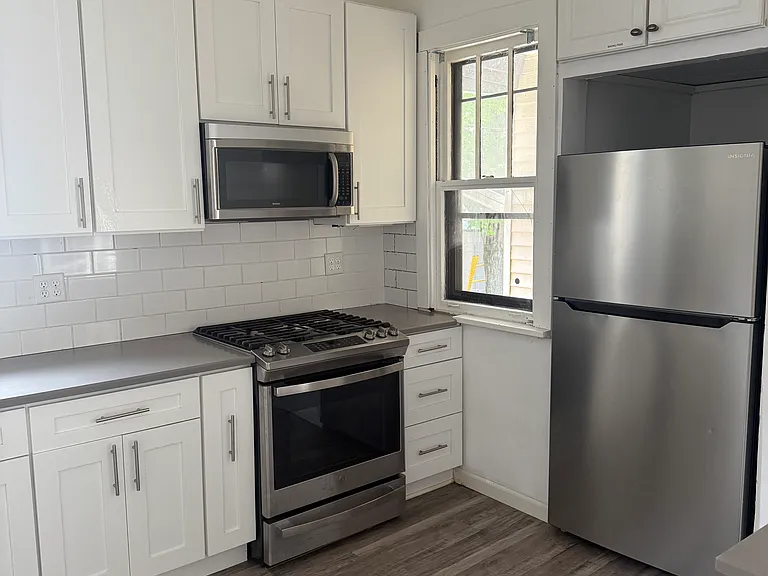 2439 W Byron St — Photo 5