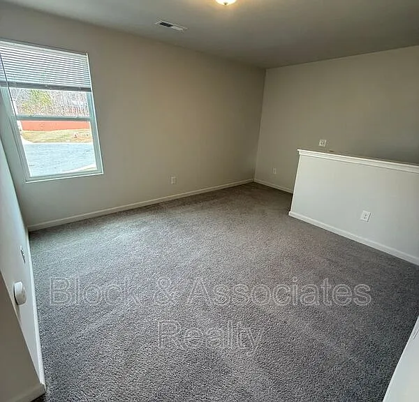 1492 Oriole Dr — Photo 5