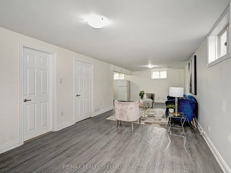 11 Dinison Cres — Photo 3