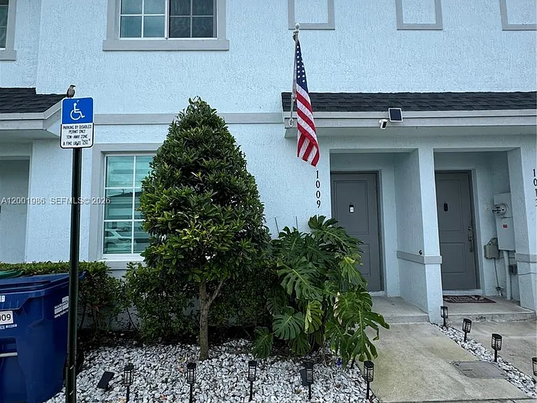 1009 NW 4th Ter #0 — Photo 2