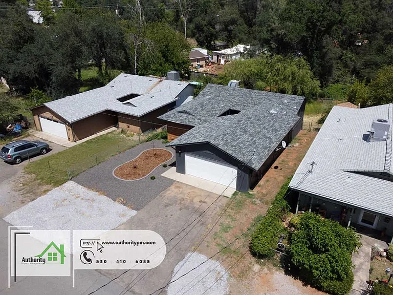 1833 Oregon Ave — Photo 3
