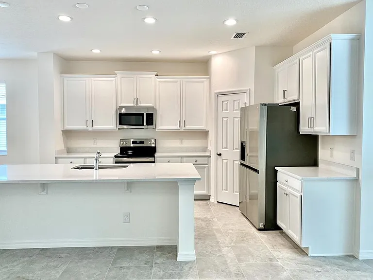 924 Avenal Ln — Photo 6